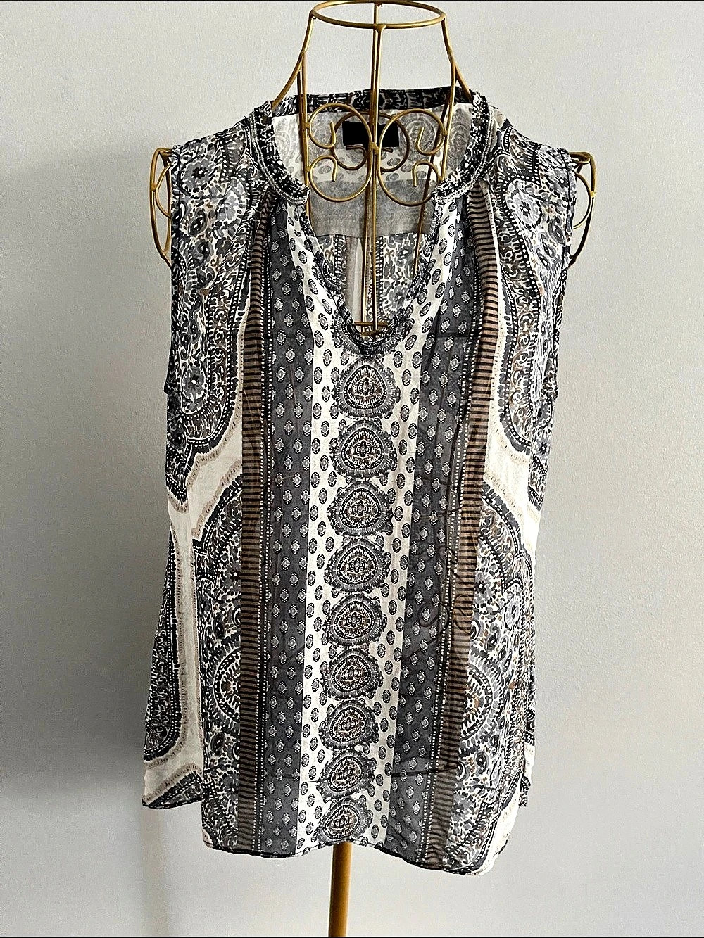 SILK sleeveless Paisley Blouse in Gray/ blue & White Size Small Like New